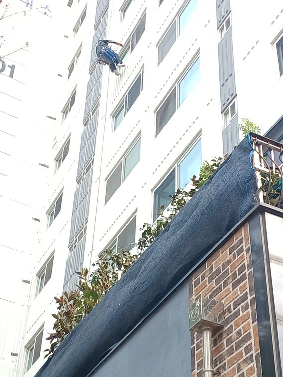 상부에서 내려오는 로프.