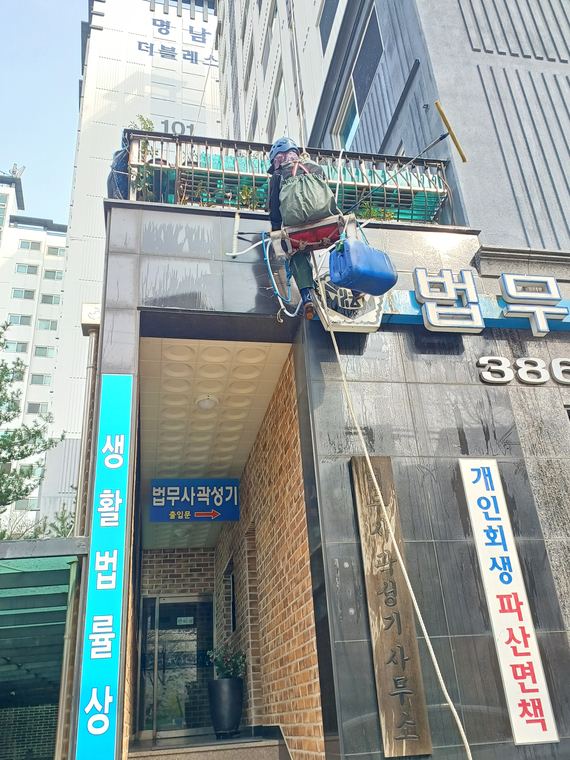 상가 출입구 위. 통행을 막지 않고 진행한다.