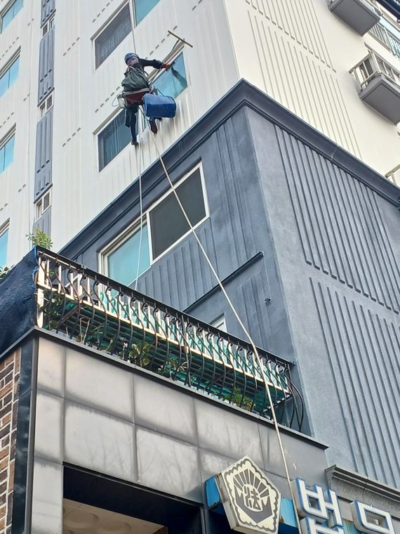 발코니 상부와 벽면 이음부.