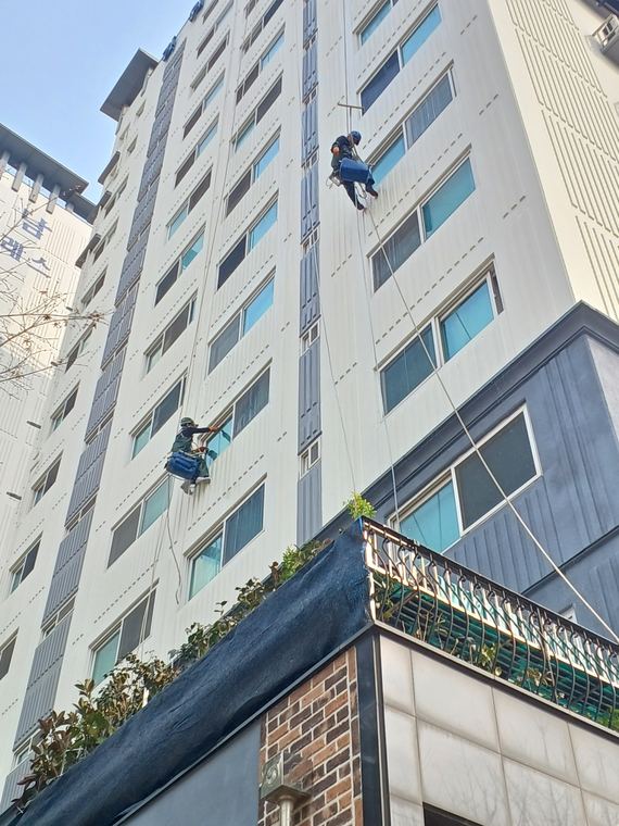 발코니 난간 뒤 외벽.