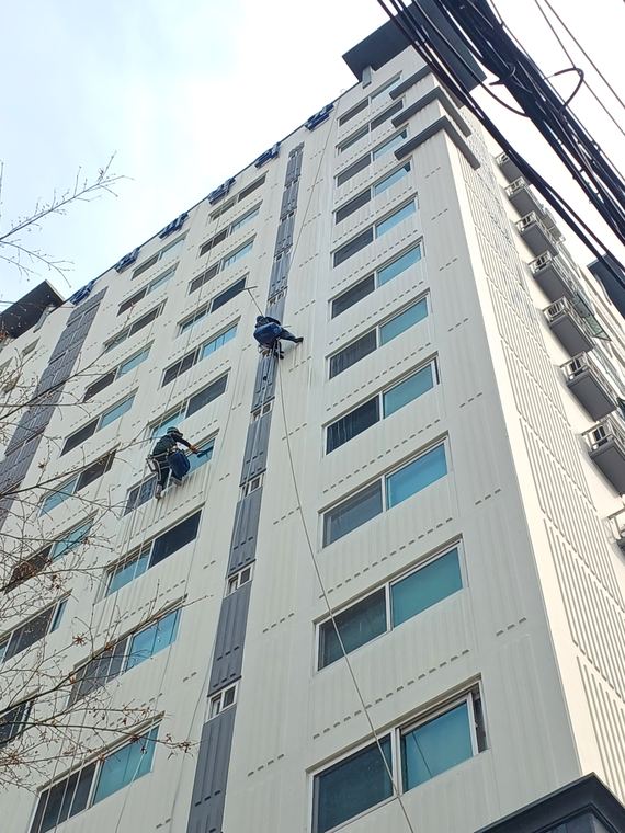 측면 외벽 작업.