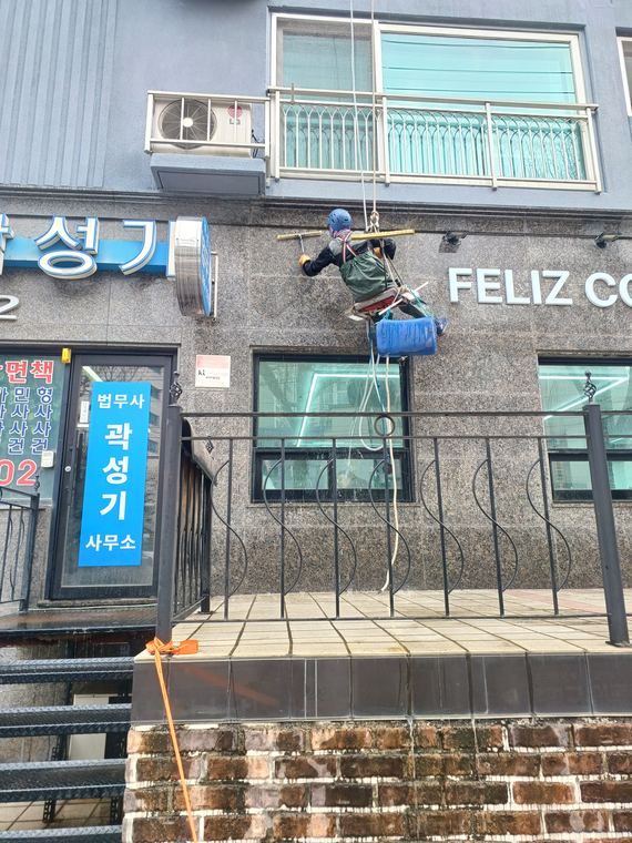 저층부 외벽. 아래는 상가 보행로.