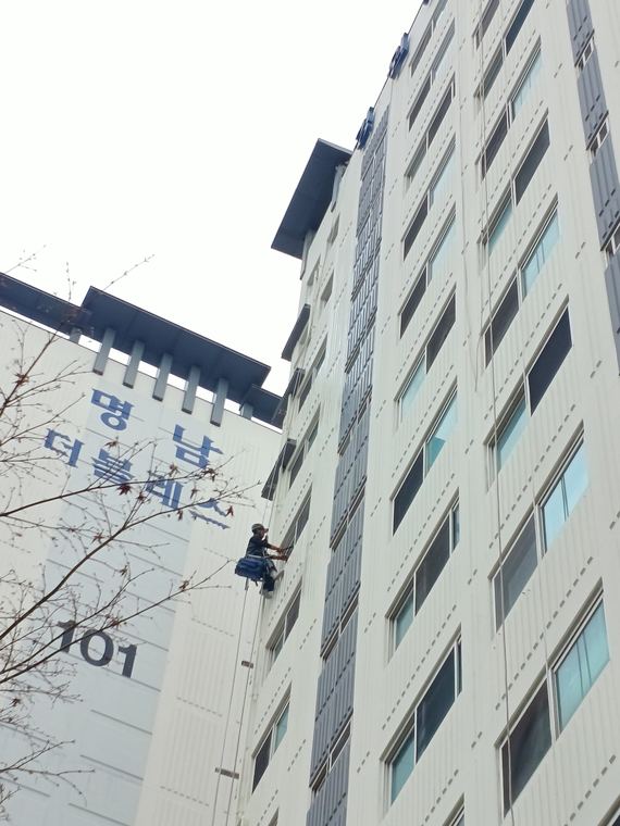 인접 건물 방향 측벽.