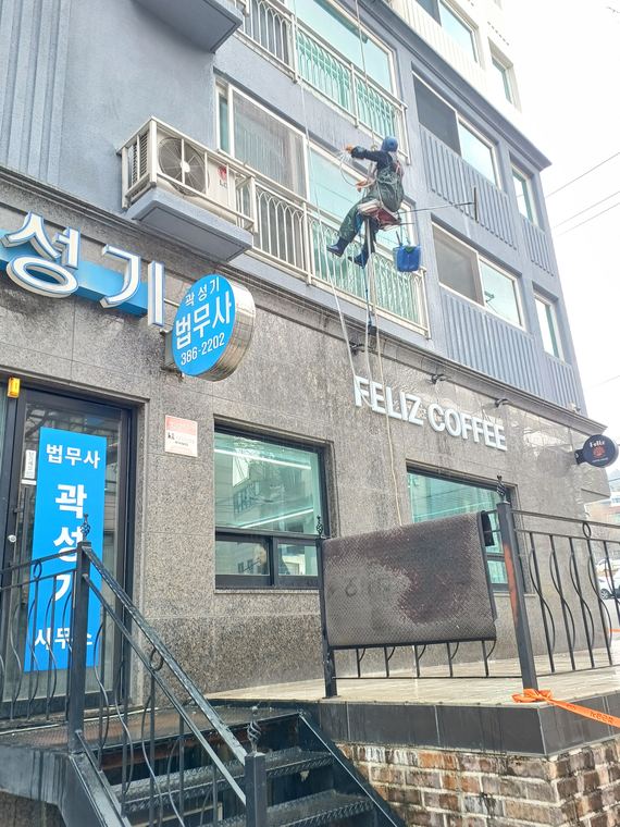 상가 상부 구간. 간판을 피해 작업한다.