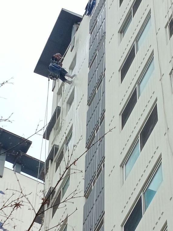 돌출 구조물 아래 구간.