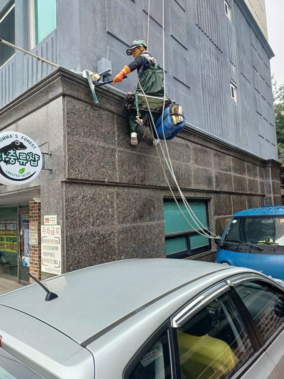 세척 후 도장. 장비는 로프에 매달아 함께 내린다.