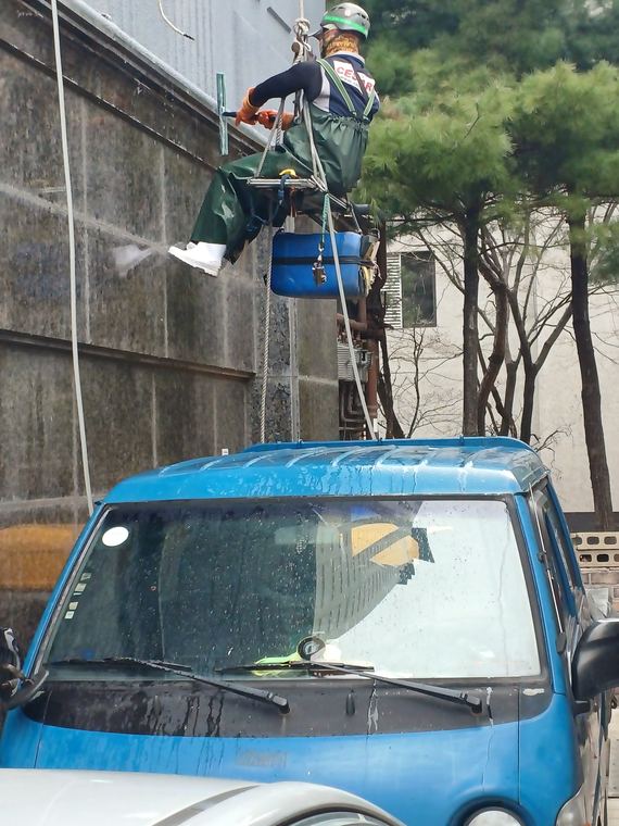고압 세척. 외벽 오염을 먼저 씻어 낸다.