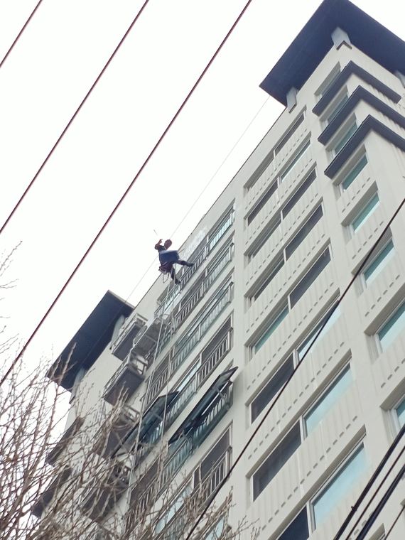 고층부 하강. 전선을 피해 로프를 배치한다.