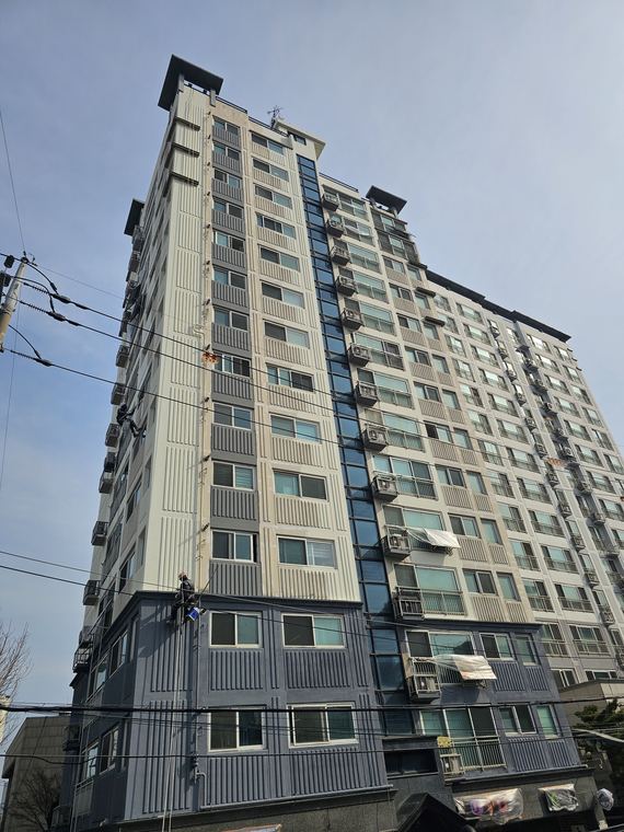 시공 전 전경. 저층부 상가와 상층부 주거가 붙어 있다.