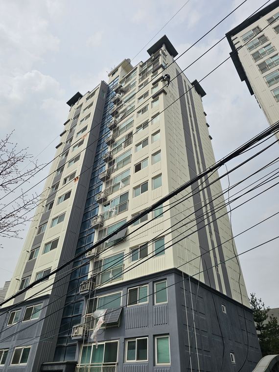 측면 전경. 인접 건물과 간격이 좁아 비계를 세울 수 없다.