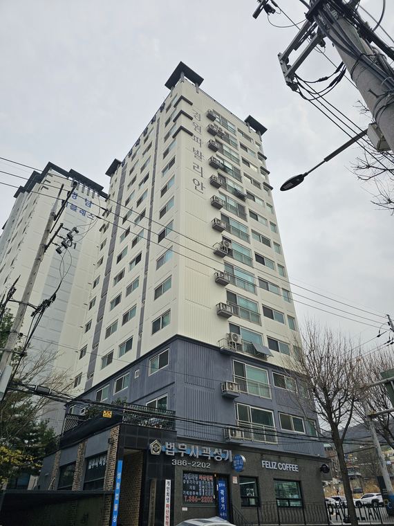 저층부 상가 앞. 낙하물 방지와 동선 확보가 먼저다.