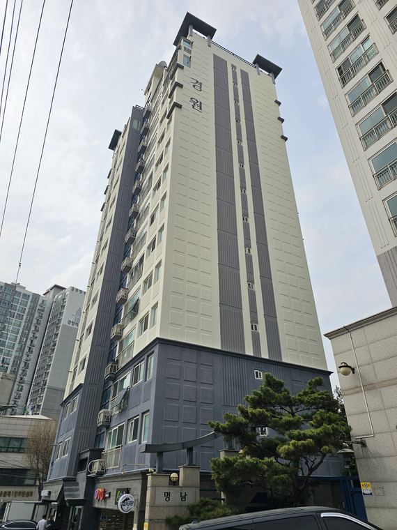 건물 측면과 인접 건물 사이.