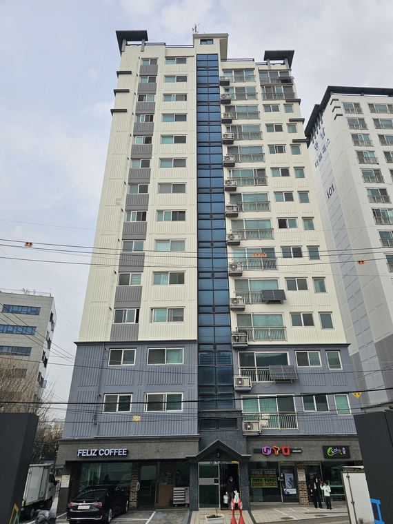 정면 하부. 상가 출입구 위쪽 구간.