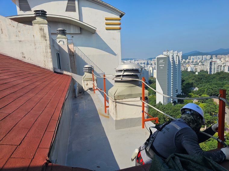 작업 구간 안전펜스 설치. 고층 지붕이라 펜스부터 세운다.