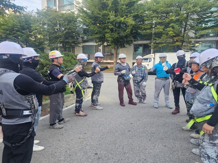 작업 전 TBM. 전원 안전대 착용 상태를 확인하고 시작한다.