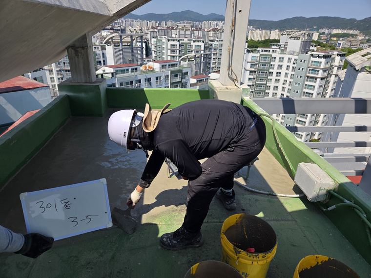 바탕 정리 후 방수재 도포.