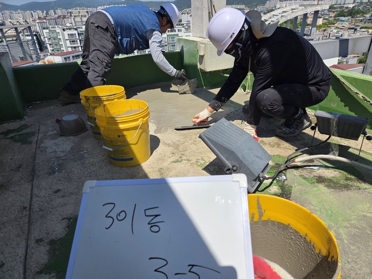 301동 3–5라인. 2인 1조로 바탕을 정리하고 결손부를 메운다.